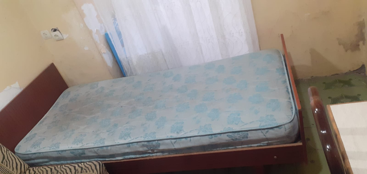 Tək nəfərlik döşəkli kravat çarpayı Tək nəfərlik döşəkli kravat çarpayı satılır. Normal