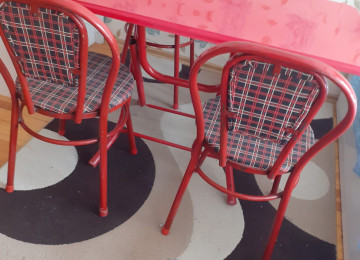 Masa 4 Oturacaq normal veziyyetdedir.mohkem stol stuldur.