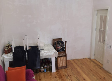 Qum adasında. Qesebedeki avtobus dayanacağından 30 metr