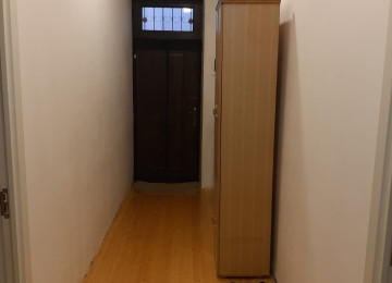 Qum adasında. Qesebedeki avtobus dayanacağından 30 metr