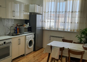 Qum adasında. Qesebedeki avtobus dayanacağından 30 metr