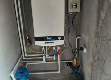 Qum adasında. Qesebedeki avtobus dayanacağından 30 metr