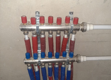 Qum adasında. Qesebedeki avtobus dayanacağından 30 metr