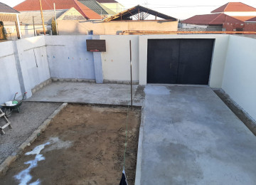 Qum adasında. Qesebedeki avtobus dayanacağından 30 metr