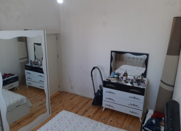 Qum adasında. Qesebedeki avtobus dayanacağından 30 metr