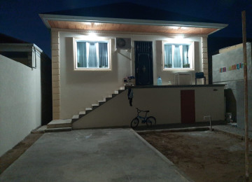 Qum adasında. Qesebedeki avtobus dayanacağından 30 metr