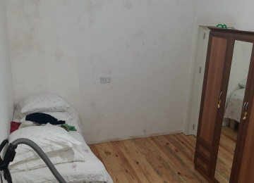 Qum adasında. Qesebedeki avtobus dayanacağından 30 metr