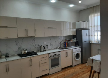 Qum adasında. Qesebedeki avtobus dayanacağından 30 metr