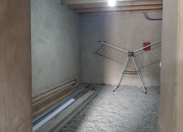 Qum adasında. Qesebedeki avtobus dayanacağından 30 metr