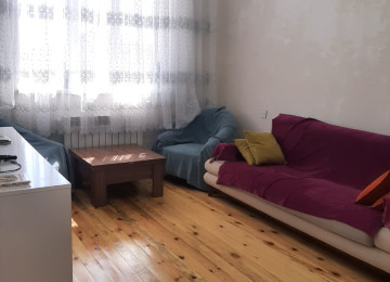 Qum adasında. Qesebedeki avtobus dayanacağından 30 metr