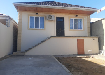 Qum adasında. Qesebedeki avtobus dayanacağından 30 metr