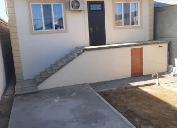 Qum adasında. Qesebedeki avtobus dayanacağından 30 metr