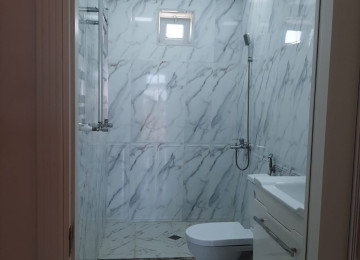 Qum adasında. Qesebedeki avtobus dayanacağından 30 metr