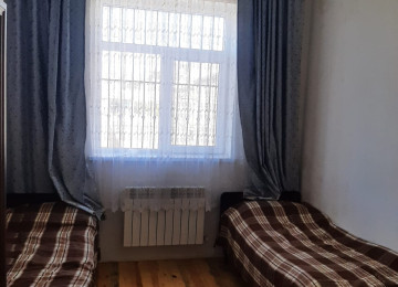 Qum adasında. Qesebedeki avtobus dayanacağından 30 metr