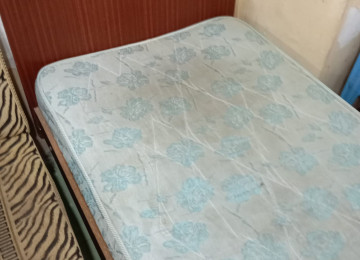 Tək nəfərlik döşəkli kravat çarpayı satılır. Normal