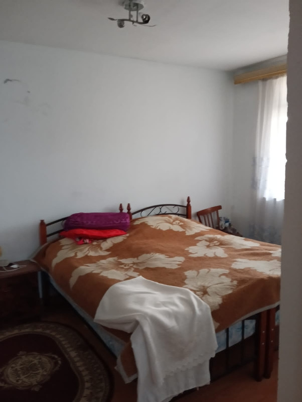 Ramanada esas yola yaxin Ramana qesebeside Gulculuk yolunda,marşuruta yaxin yerde