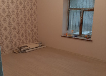 Qum adasında 4 otaq 1.6 sotda tikilib. Tam temirlidir