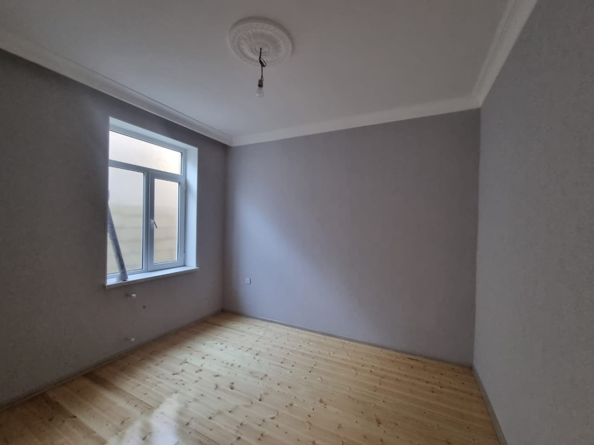 heyet evi Mehemmedli yolu 2,5 sotda 130kvm.4 otaqli ev satilir.Ev