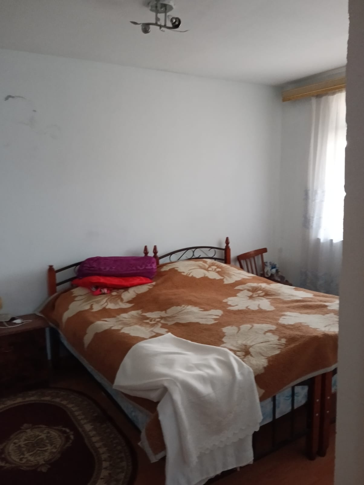 Ramani Gulculuk 1,5 sotda 80 kvm.3 otaqli ev satilir. Sened