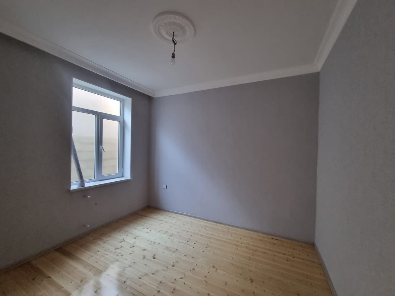 Mehemmedli yolu 2,5 sotda 130kvm.4 otaqli ev satilir.Ev