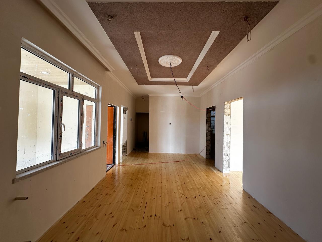 Zabrat 307 mektebe yaxin 2 sotda 100kvm.3 otaqli olan ev