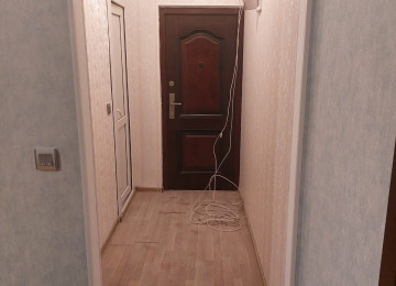 Memar əcəmi metrosu yaxınlığında, 5mərtəbəli binanın 3cü