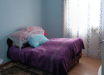 Ramani Gulculuk 1,5 sotda 80 kvm.3 otaqli ev satilir. Sened