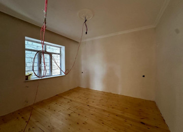 Zabrat 307 mektebe yaxin 2 sotda 100kvm.3 otaqli olan ev