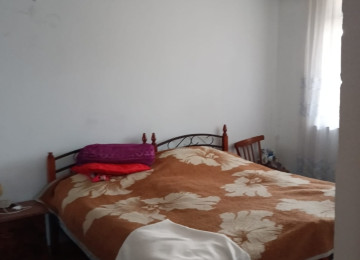 Ramani Gulculuk 1,5 sotda 80 kvm.3 otaqli ev satilir. Sened