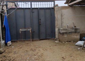 Ramani Gulculuk 1,5 sotda 80 kvm.3 otaqli ev satilir. Sened