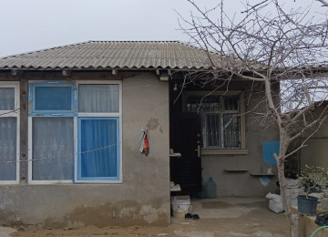 Ramani Gulculuk 1,5 sotda 80 kvm.3 otaqli ev satilir. Sened