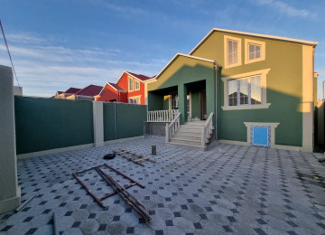 Mehemmedli yolu 2,5 sotda 130kvm.4 otaqli ev satilir.Ev