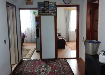 Ramani Gulculuk 1,5 sotda 80 kvm.3 otaqli ev satilir. Sened