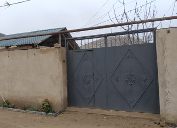 Ramani Gulculuk 1,5 sotda 80 kvm.3 otaqli ev satilir. Sened