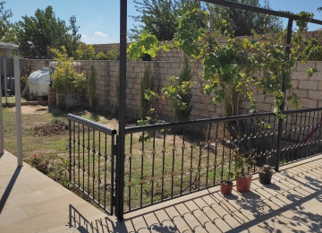 Saray baglarinda 6 sotun içində yeni tikilib təmir olunmuş