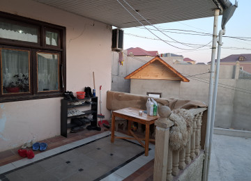 Ev polis sobesinin arxasinda ve dayanacaga yaxin mesafede