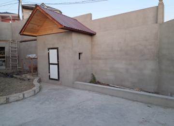 Ev polis sobesinin arxasinda ve dayanacaga yaxin mesafede