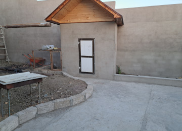 Ev polis sobesinin arxasinda ve dayanacaga yaxin mesafede