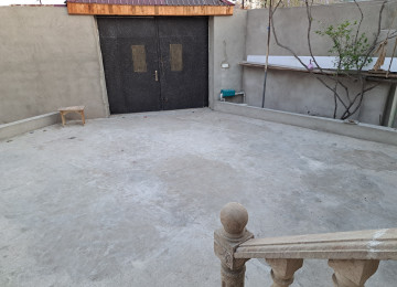 Ev polis sobesinin arxasinda ve dayanacaga yaxin mesafede