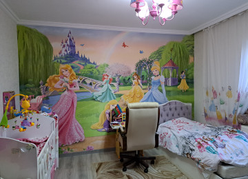 Ev polis sobesinin arxasinda ve dayanacaga yaxin mesafede