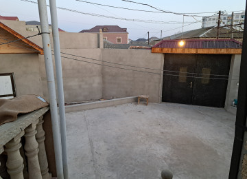 Ev polis sobesinin arxasinda ve dayanacaga yaxin mesafede