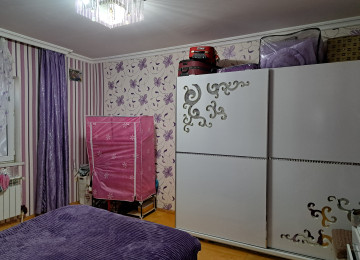 Ev polis sobesinin arxasinda ve dayanacaga yaxin mesafede