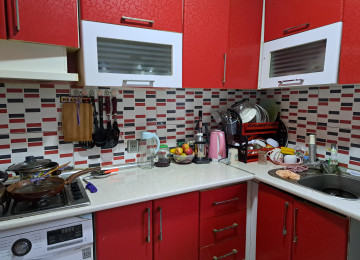 Ev polis sobesinin arxasinda ve dayanacaga yaxin mesafede