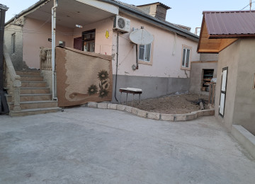 Ev polis sobesinin arxasinda ve dayanacaga yaxin mesafede