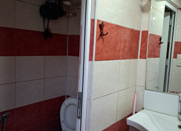 Ev polis sobesinin arxasinda ve dayanacaga yaxin mesafede