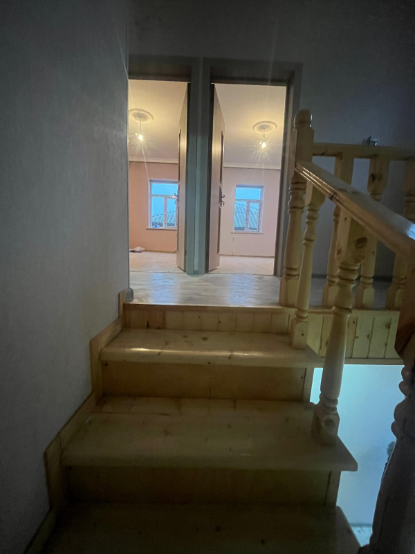 Kənd Xırdalanda-2 sotda tikimiş 4 otaqlı həyət evi satılır. Xırdalan şəhəri,İcra Hakimiyyətinin yaxınlığında,2 sotda