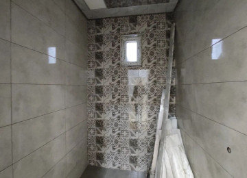 Saray qesebesinde yolun kenarinda 70kv.m 2 sota ev satılır