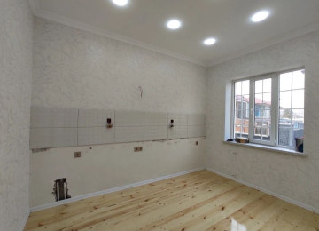 Saray qesebesinde yolun kenarinda 70kv.m 2 sota ev satılır