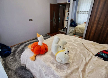 Qara Qarayev metrosu . 32 və 12 saylı tam orta məktəblərin