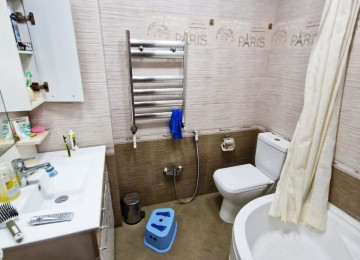 Qara Qarayev metrosu . 32 və 12 saylı tam orta məktəblərin